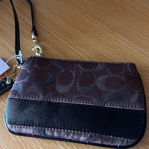 NWT Coach Wristlet Retails $58.00 - Picture 5 of 6